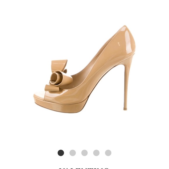 Valentino Neutrals Patent Leather Bow Accents Pumps size 40 - Picture 9 of 13